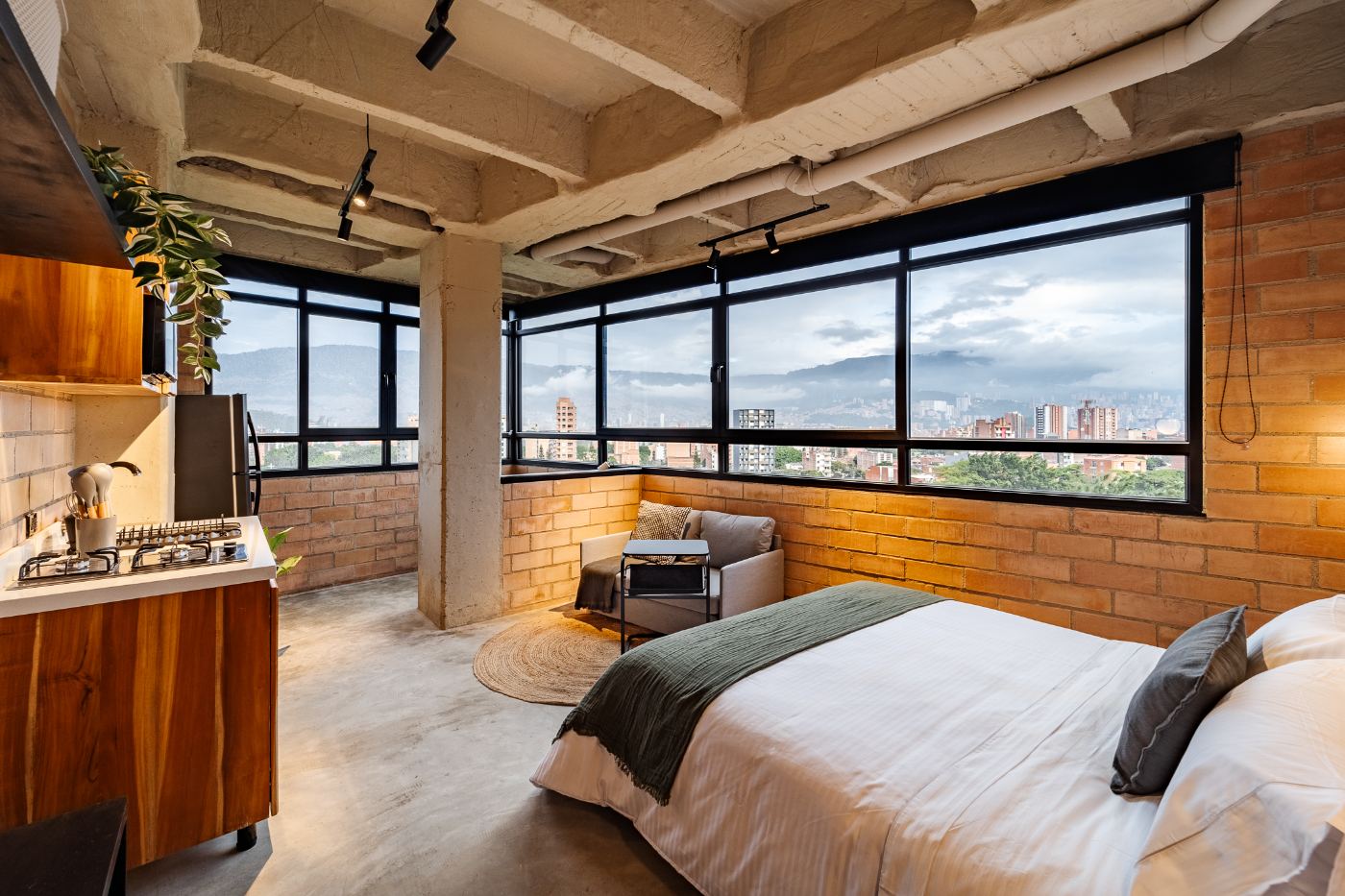 Loft de Otalu Suites con cama doble y ventanal