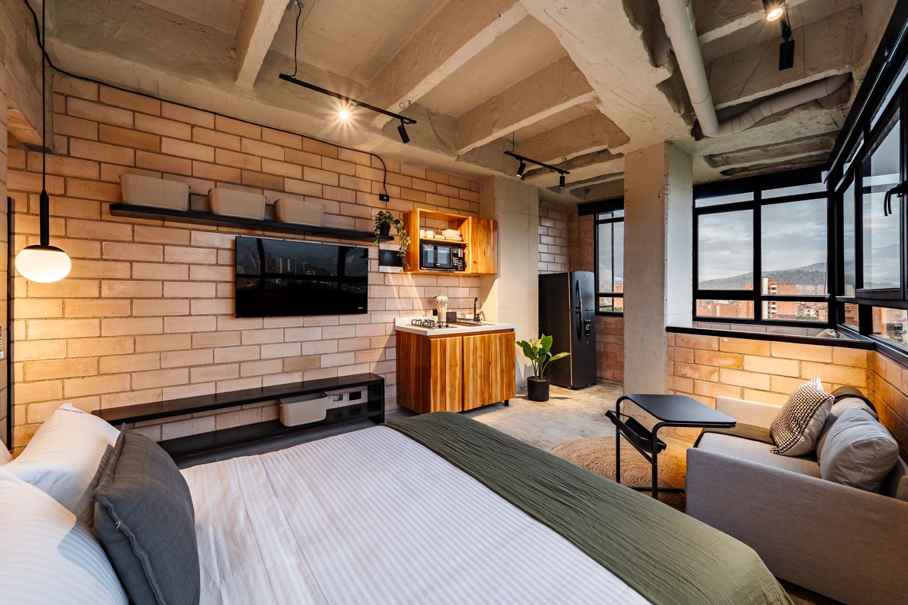 Loft de Otalu Suites al atardecer sobre la Av. 80, Medellín
