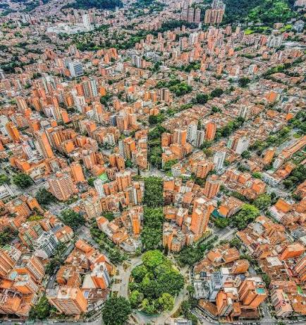 Vista aérea de Laureles, Medellín: calles circulares arboladas